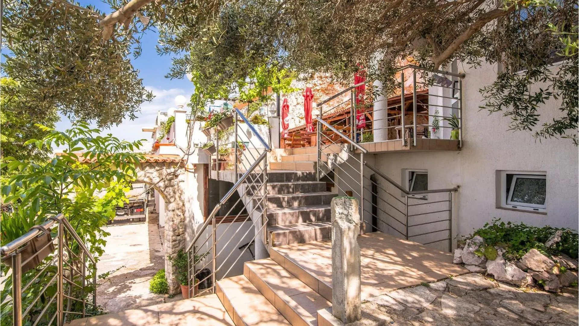 Awesome Apartment In Stara Baska 1 With Kitchen 0*,  Croácia